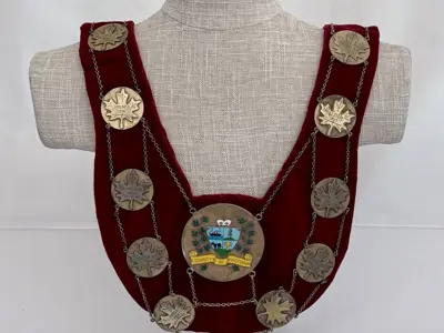 Photo of a historical Chain of Office displayed on a neutral bust.