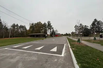 Memorial park Lindsay - One way speed bump